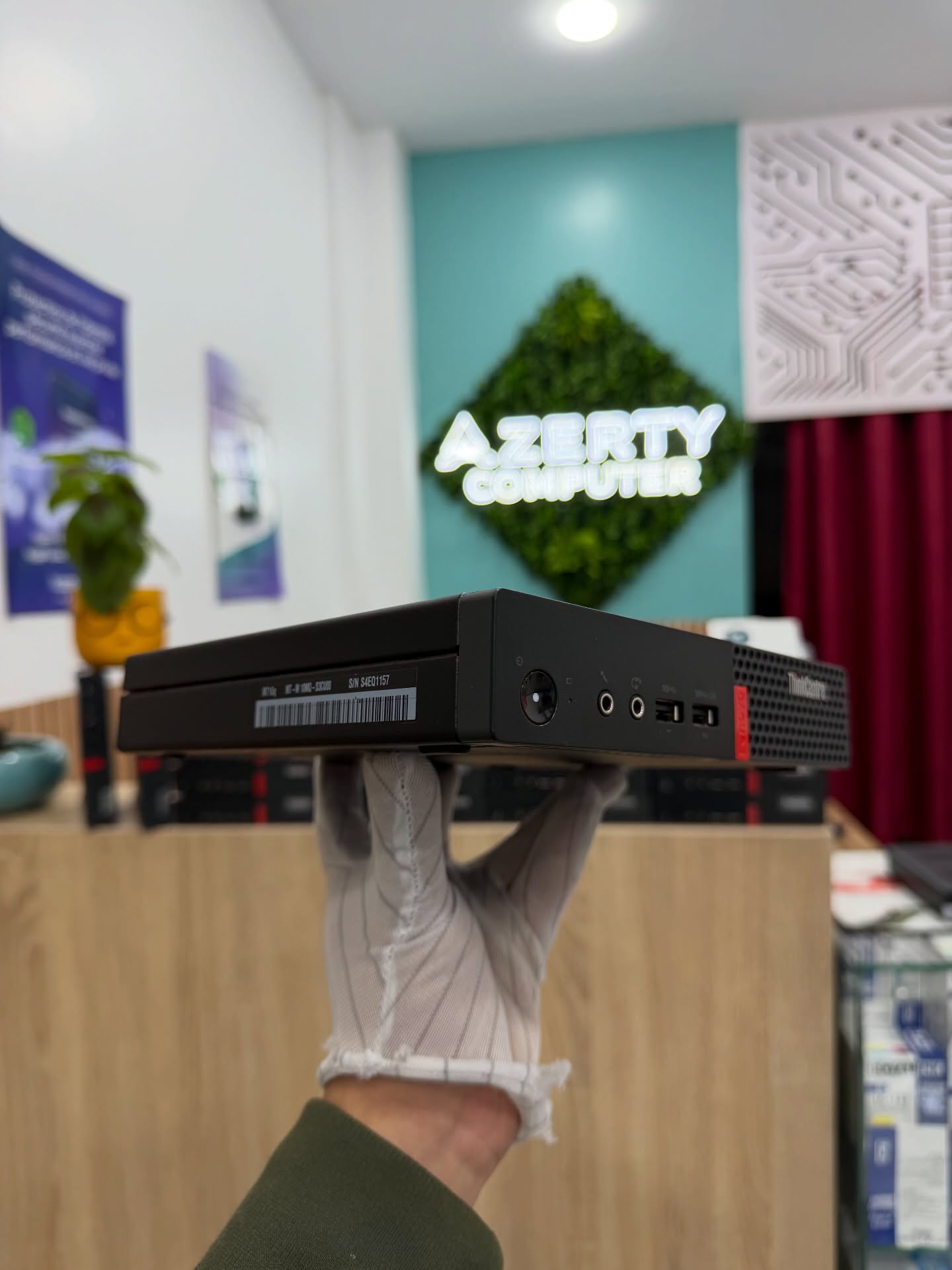 Mini PC Lenovo ThinkCentre M710Q tenu en main magasin informatique Algérie DahuaDZ